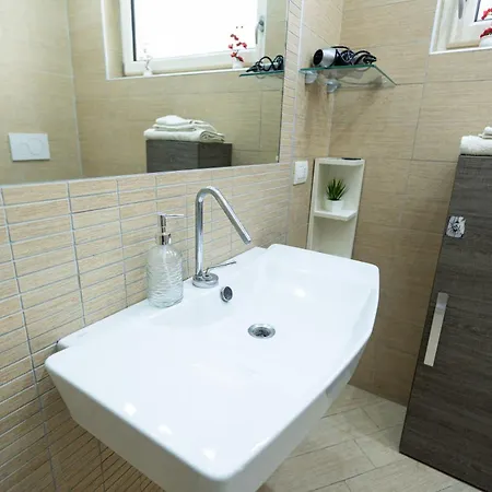 Alessandra- Comfort E Spazio A Naples